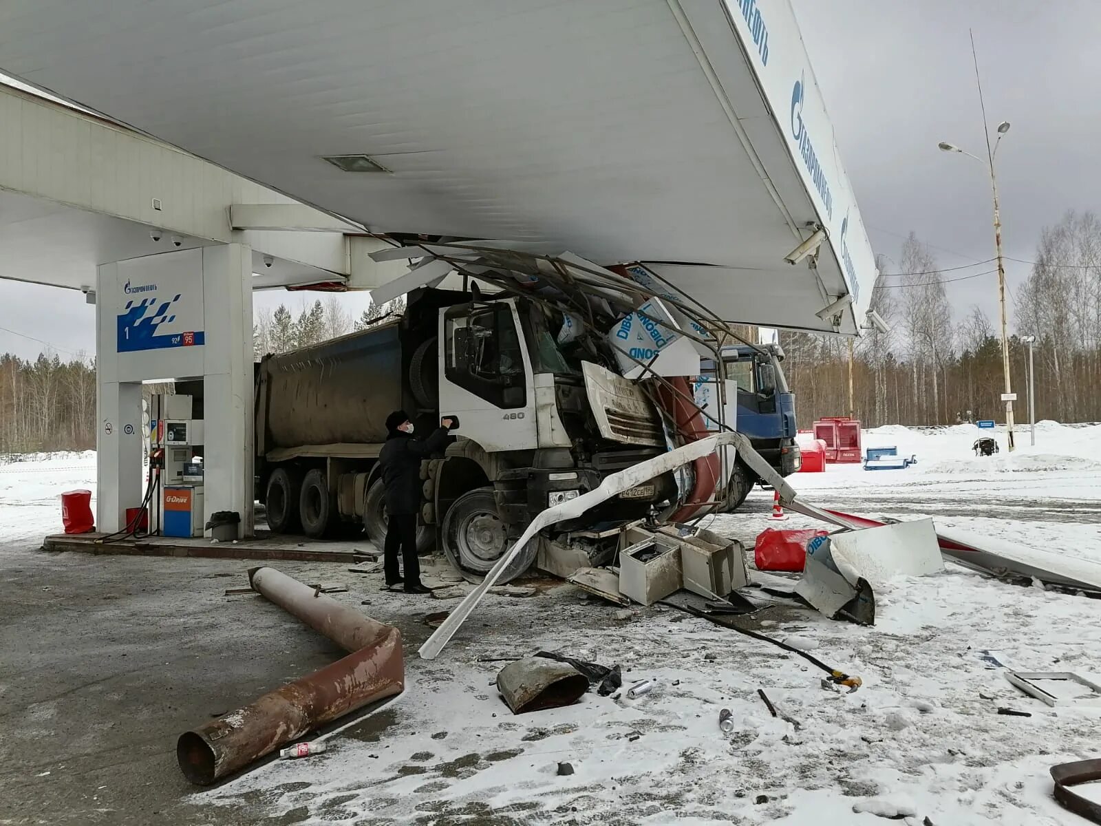 Большегрузы на заправке. Авария на Серовском тракте сегодня утром. Авария в Нижнем Тагиле на Свердловском тракте.