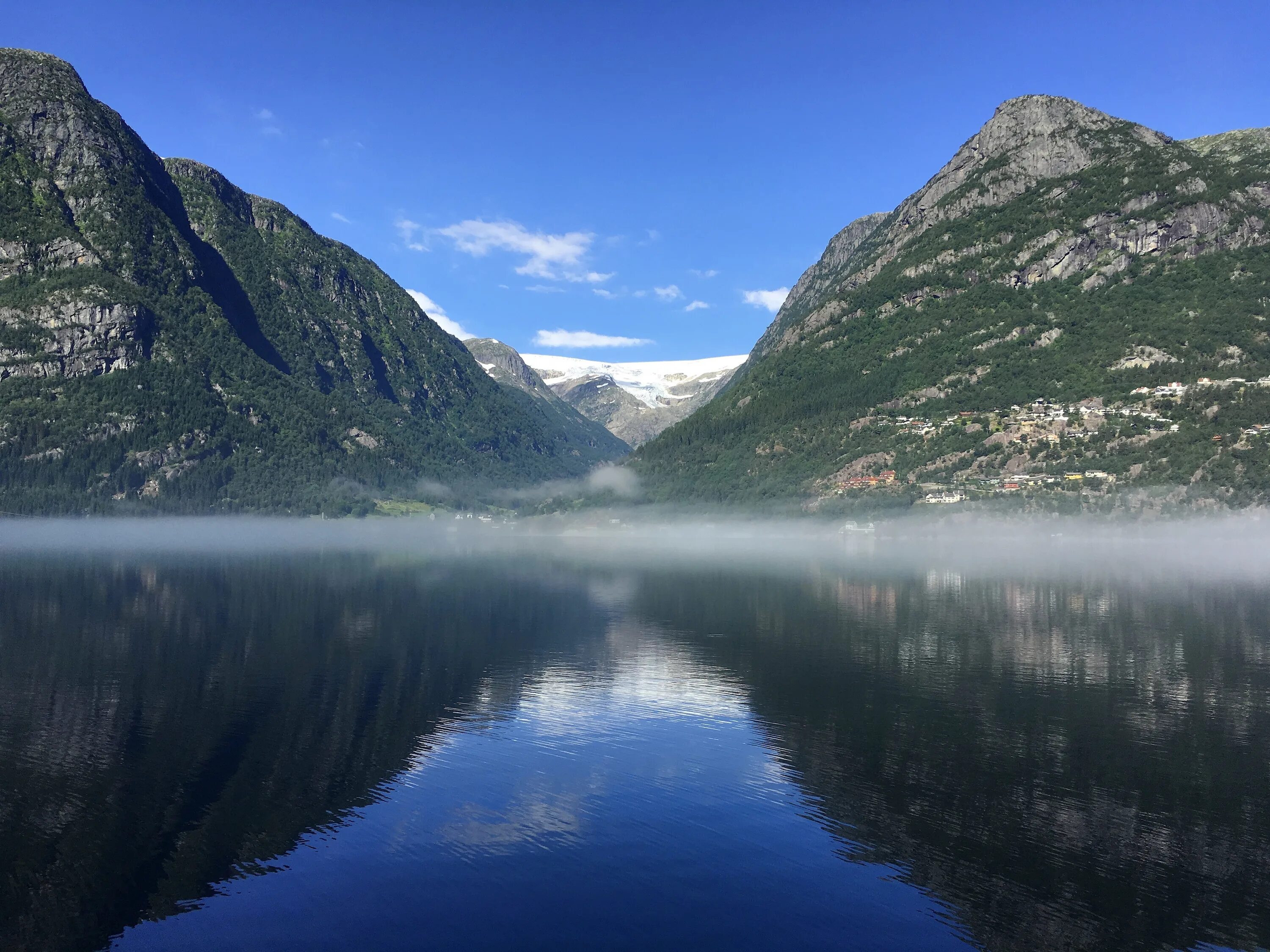 Особенности рельефа норвегии. Озеро рёссватн Норвегия. Озеро МЬЁСА Норвегия. Озеро Ловатнет Норвегия. Скандинавия фьорды.