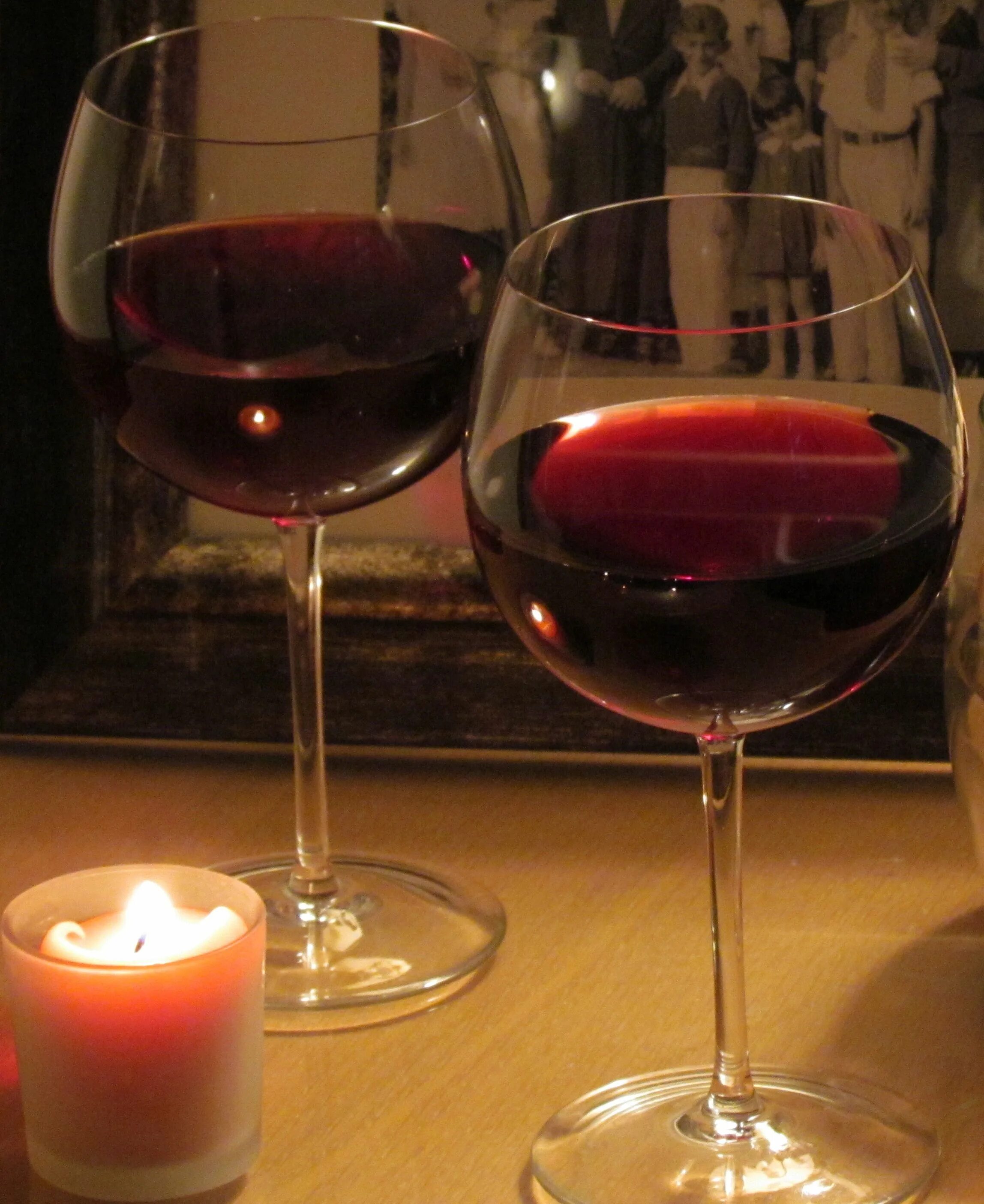 Wine обзор. Вино на столе. бокал вина дома. вино дома. pinot noir wine.