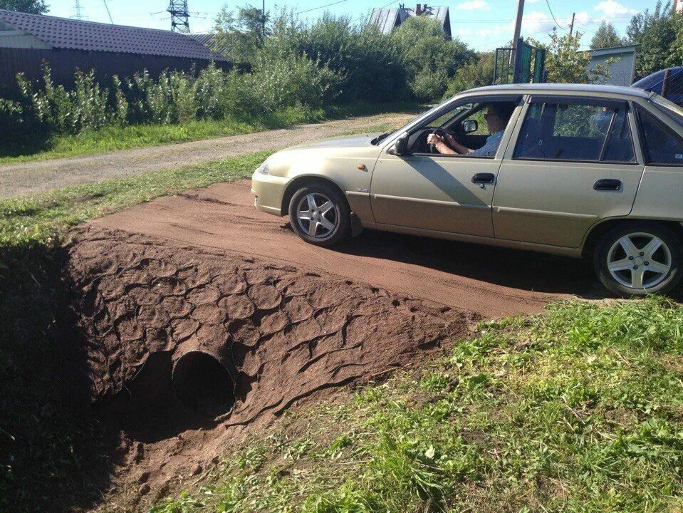 Заезд на участок через канаву спб. Заезд на участок через канаву. Мост через канаву на даче для машины. Заезд на участок с уклоном. Заезд для машины на даче через канаву.