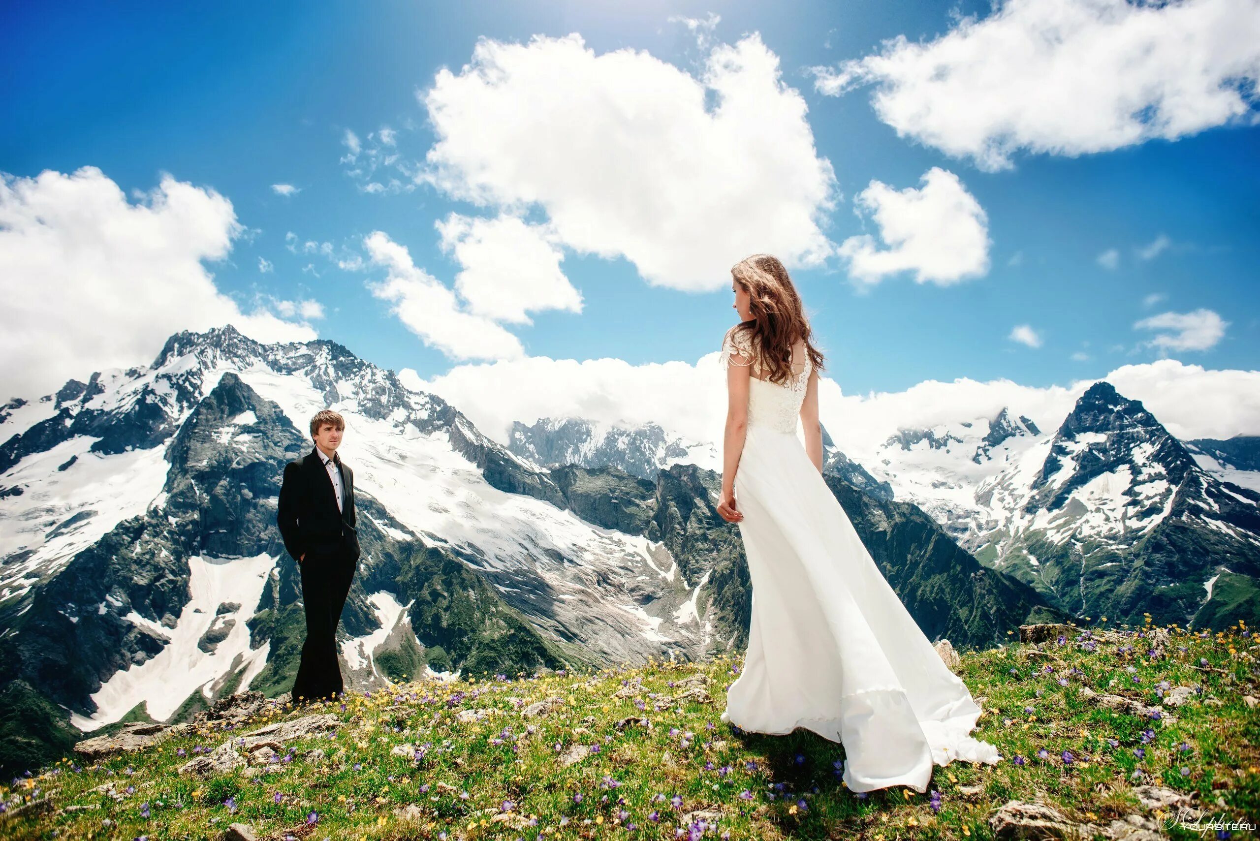 Свадьба в горах. Девушка на фоне гор. Фотосессия в горах в платье. Свадебная фотосессия в Домбае.