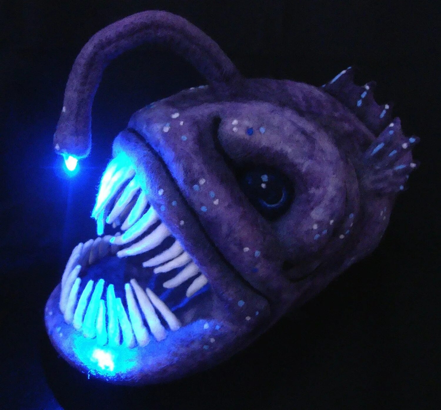 Морской черт удильщик. Глубоководная рыба удильщик. Биолюминесценция морской черт. Рыба удильщик. Рыба со светящимся.