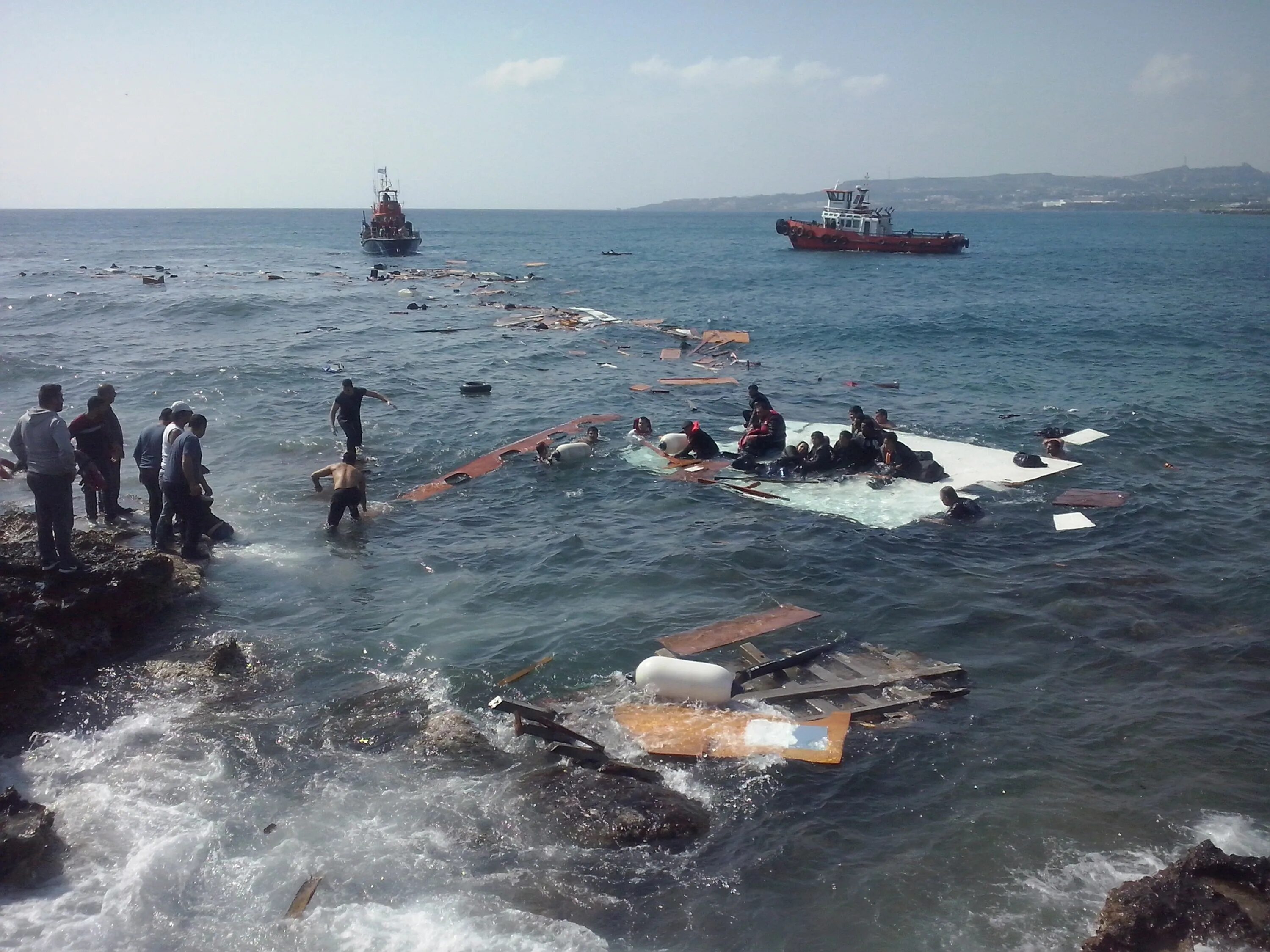 После крушения корабля. Судно с беженцами затонуло Средиземное море. Мигранты утонули в Средиземном море. Средиземное море беженцы. Трагедии на море затонувшие люди.