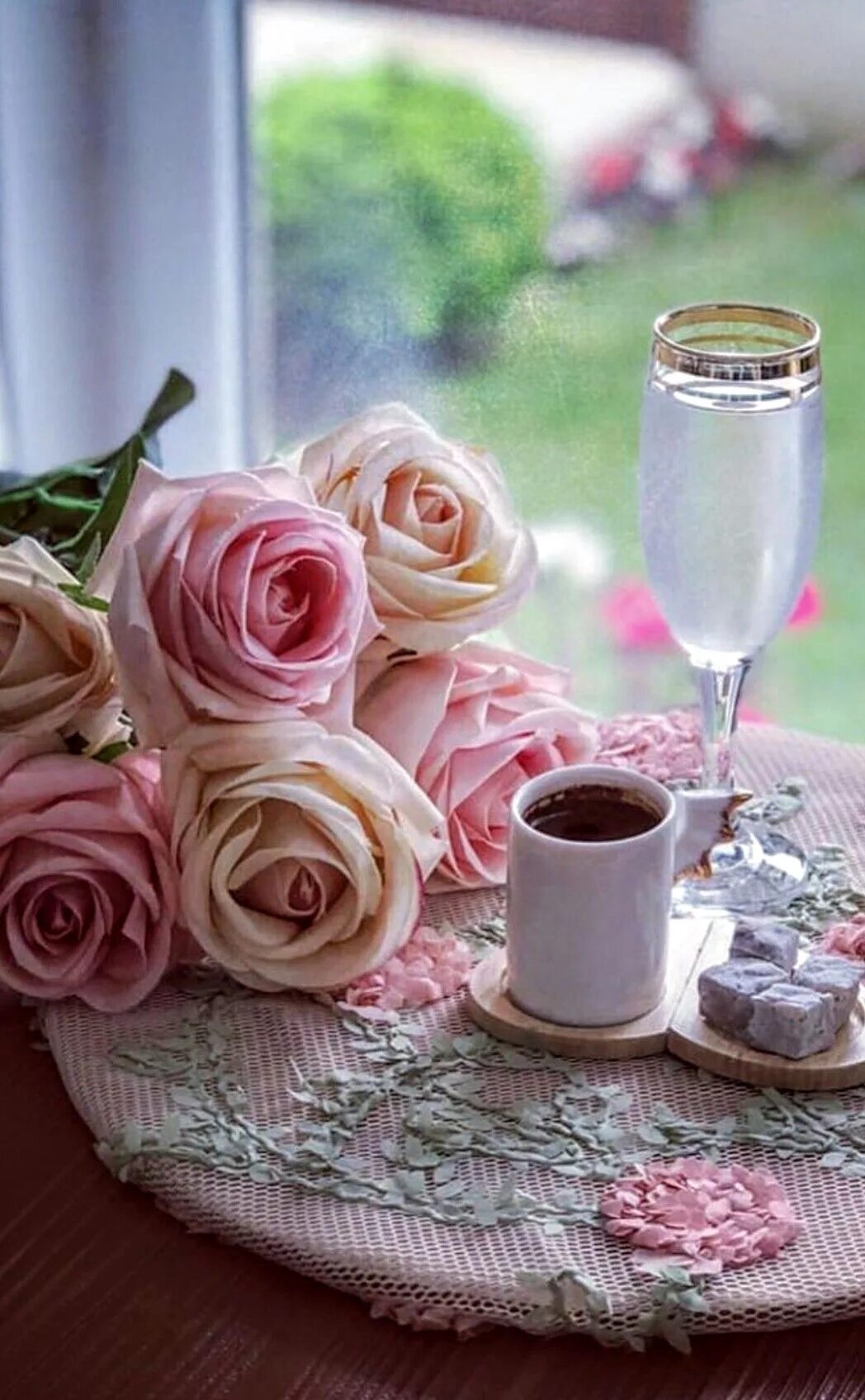 Цветы нежные уютные. Утренние цветы. Кофе и цветы. Завтрак с цветами.