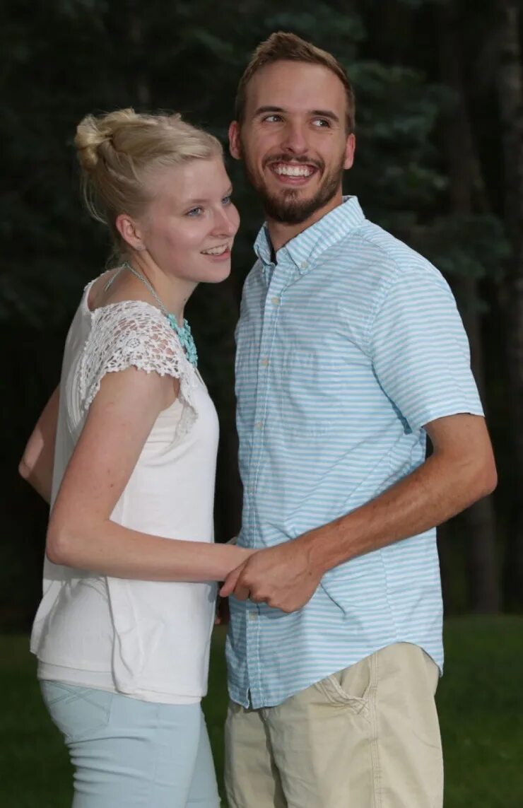 джби вышла замуж за родного брата. семейная фотосессия с двойняшками. семейные пары близнецов. брат и сестра поженились. брат жениха на свадьбе.