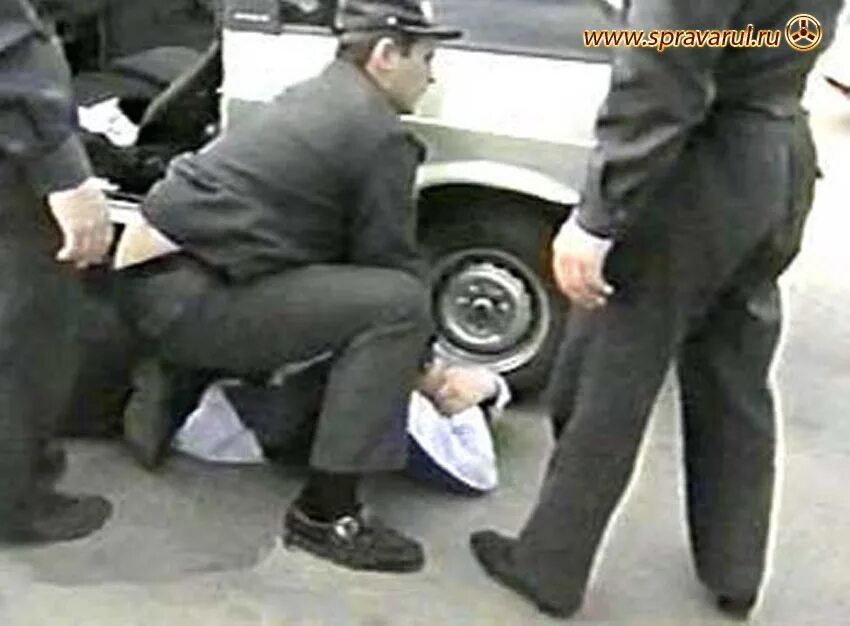 задержание наручники. задержание федеральный розыск. подозреваемый в уголовном процессе. угнал машину задержан полицией. наручники полицейские на руках.