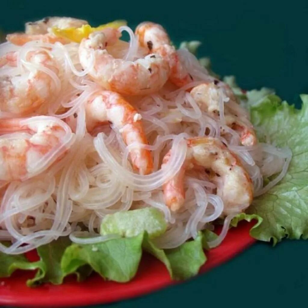 Праздничные салаты с фунчозы. Фунчоза с креветками и овощами. салат с фунчозой и креветками и овощами. салат из фунчозы с креветками и овощами. фунчоза с морепродуктами в сливочном соусе.