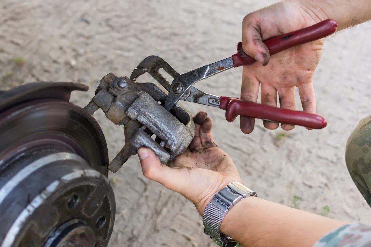 сжатие суппорта. сжатие суппорта. диаметр заднего тормозного поршня пежо 2008. толкатель поршня суппорта ниссан. приспособление для сжатия тормозных цилиндров arnezi r7703001.