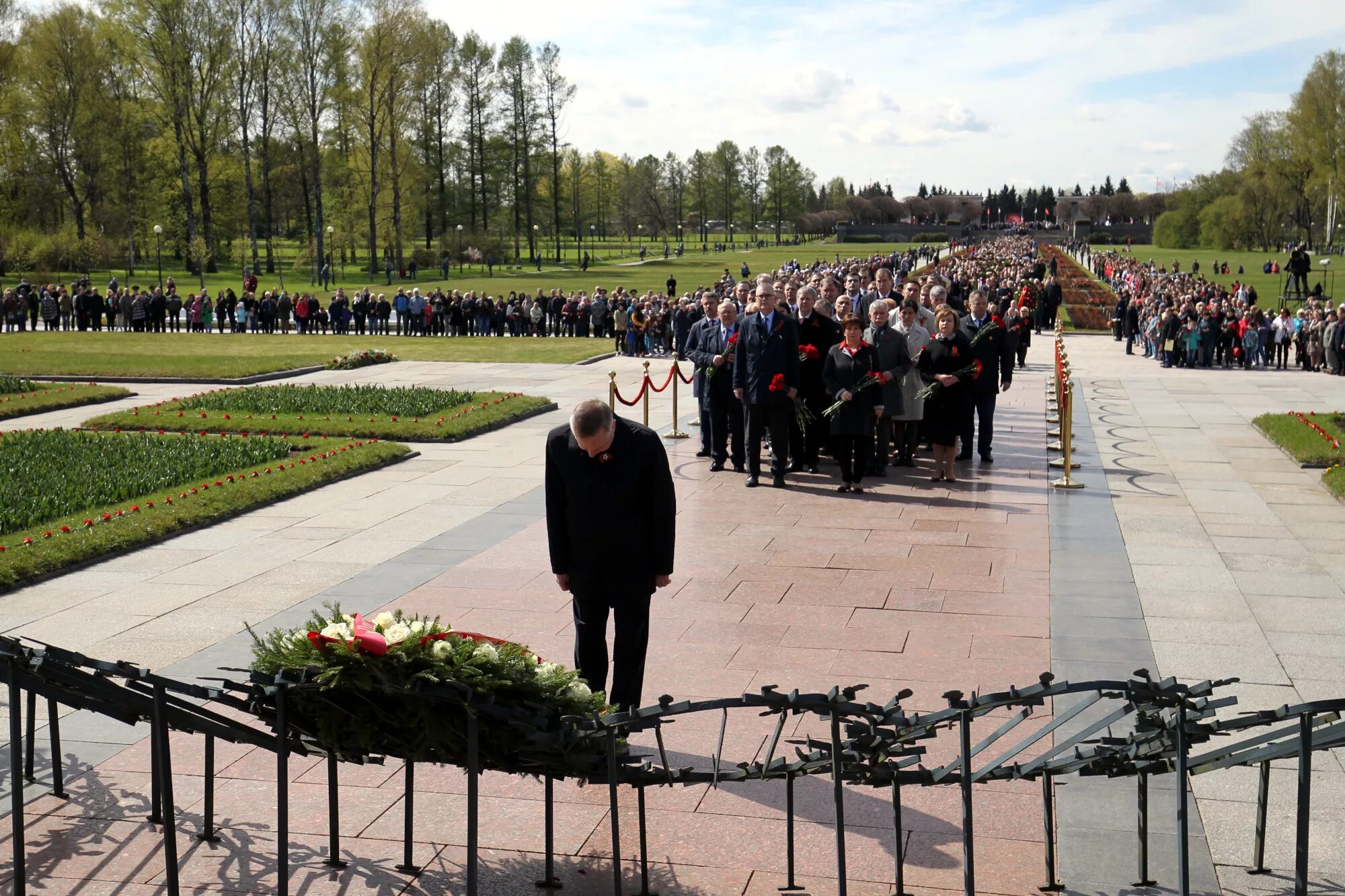 Похороненных на пискаревском. Пискарёвское мемориальное кладбище. Мемориал на Пискаревском кладбище. Ленинград Пискаревское мемориальное кладбище. Пискаревское кладбище 9 мая.