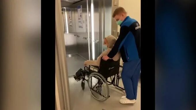 Женщина в инвалидной коляске в больнице. Тиктокерша на инвалидном кресле. Оказался в инвалидном кресле. Оказался в инвалидном кресле. Брэд питт в инвалидном кресле.