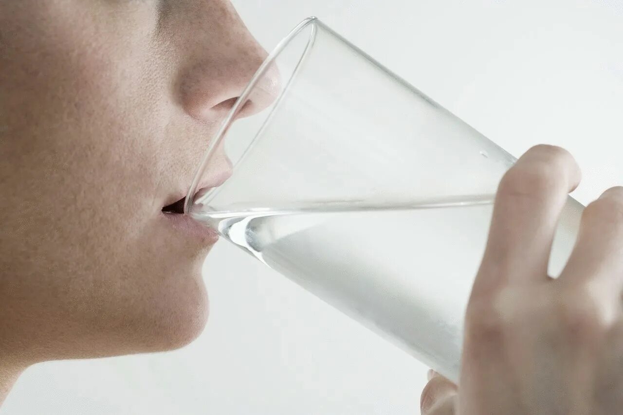 Питье воды. Пьет стакан воды. Вода со вкусом. Пьет из стакана. Как правильно пить л