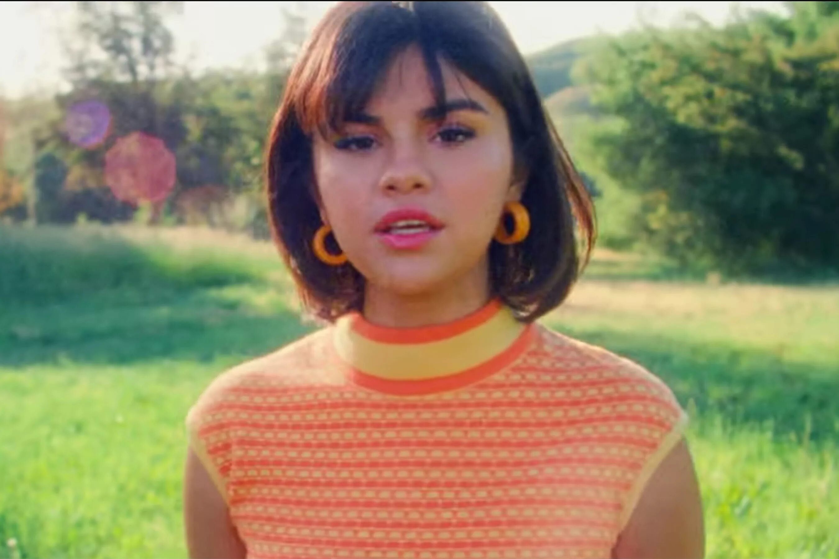 Девушка 100 песня. Selena gomez back to you. стрижка селены гомес из клипа 2019 back to you. 100 клипов. дом из клипа селены гомес back to you.