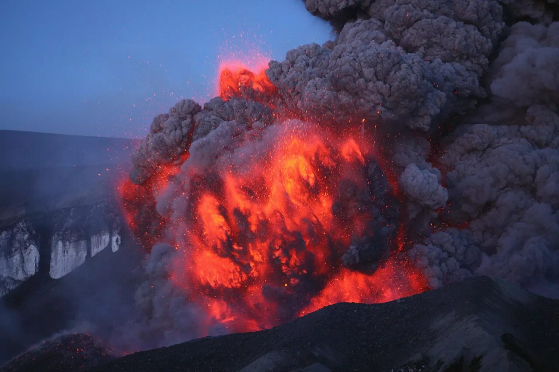 Извержение вулкана лава. Вулкан Килауэа извержение 2022. Сакурадзима вулкан извержение 2022.
