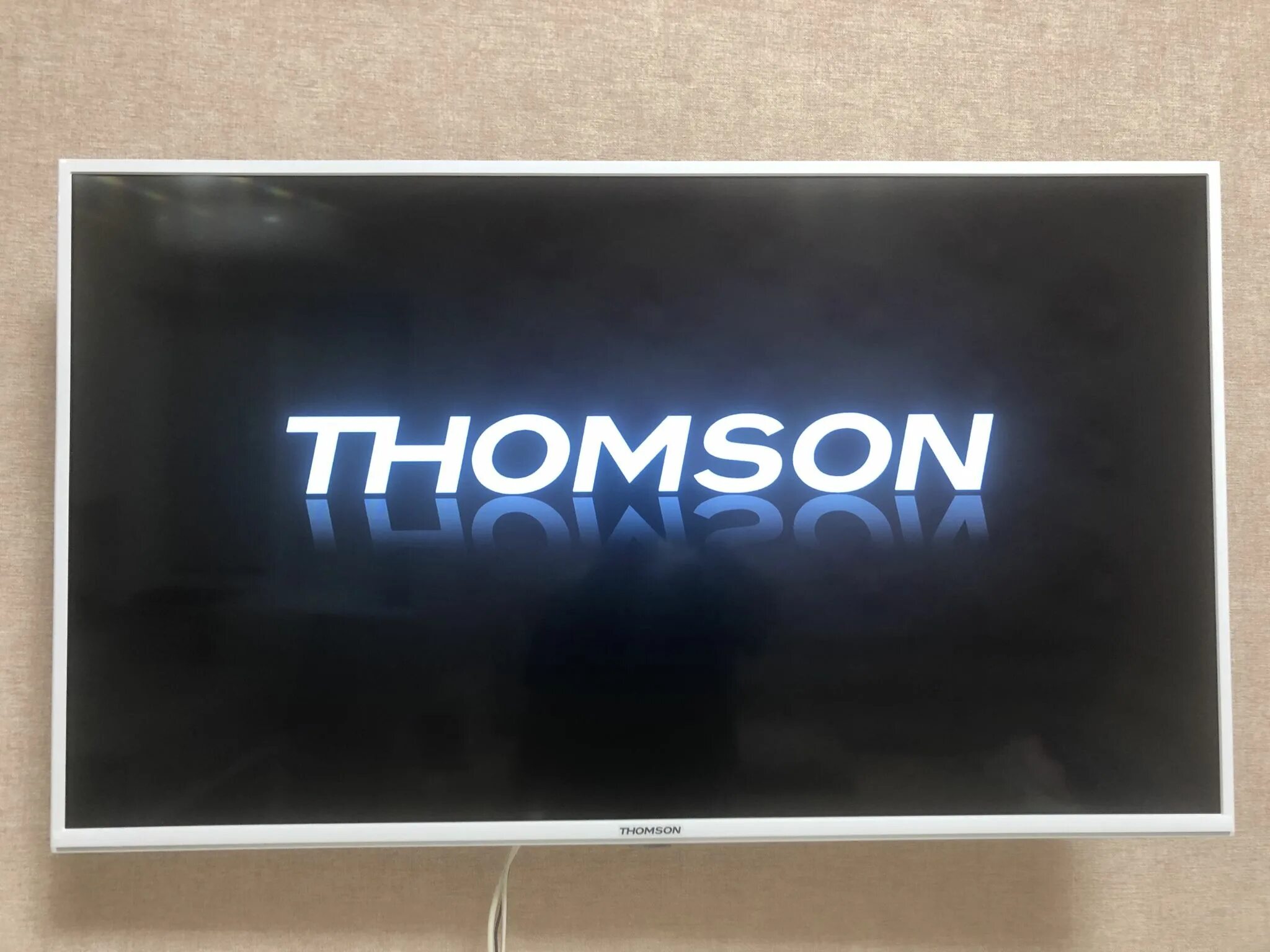 Телевизор томсон андроид. Thomson t43fsl5131. Телевизор Thomson. Логотип телевизора Thomson. Телевизор Thomson белый.