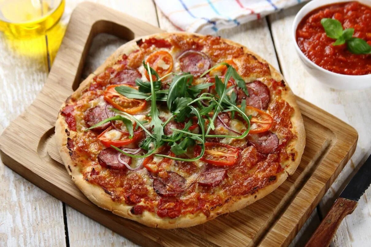 Что нужно для домашней пиццы. Пицца с колбасой. Пицца домашняя с колбасой. Пицца с колбасой и сыром. Овальная пицца.