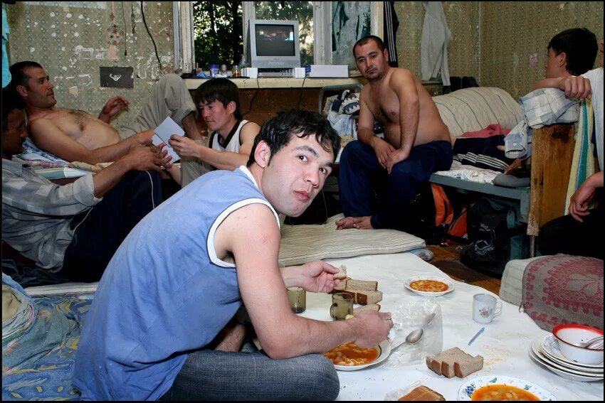 Истории гастарбайтера. 3 гастарбайтера. Таджики в квартире. Истории гастарбайтера. Истории гастарбайтера.