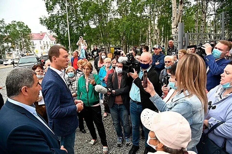 Губернатор митинги. Губернатор хаб края Дегтярев. Разговор с народом. Губернатор Хабаровского края митнги. Хабаровск Дегтярев митинг.