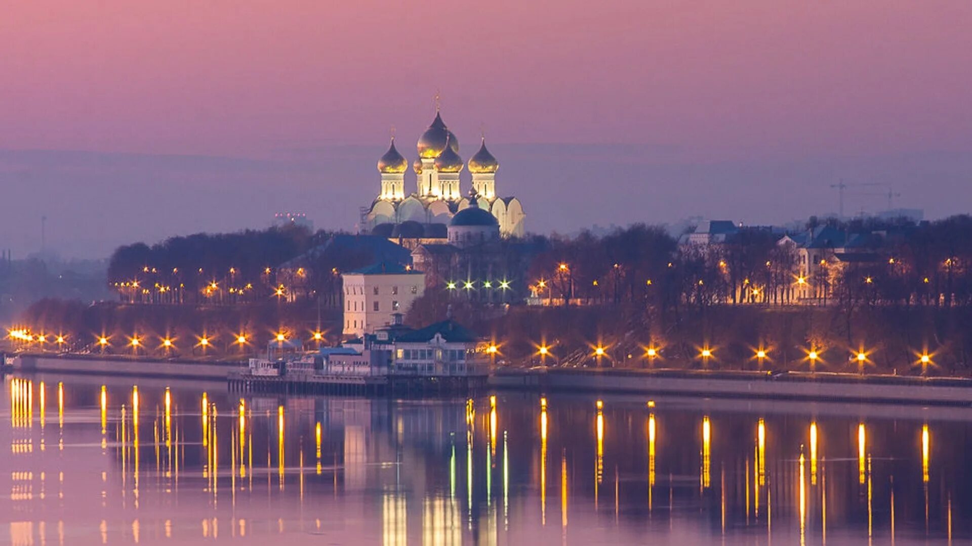 Ярославский музей-заповедник ярославль. Волжская набережная города ярославль. Главная достопримечательность ярославля. Ярославль столица золотого кольца. Парк на стрелке ярославль.
