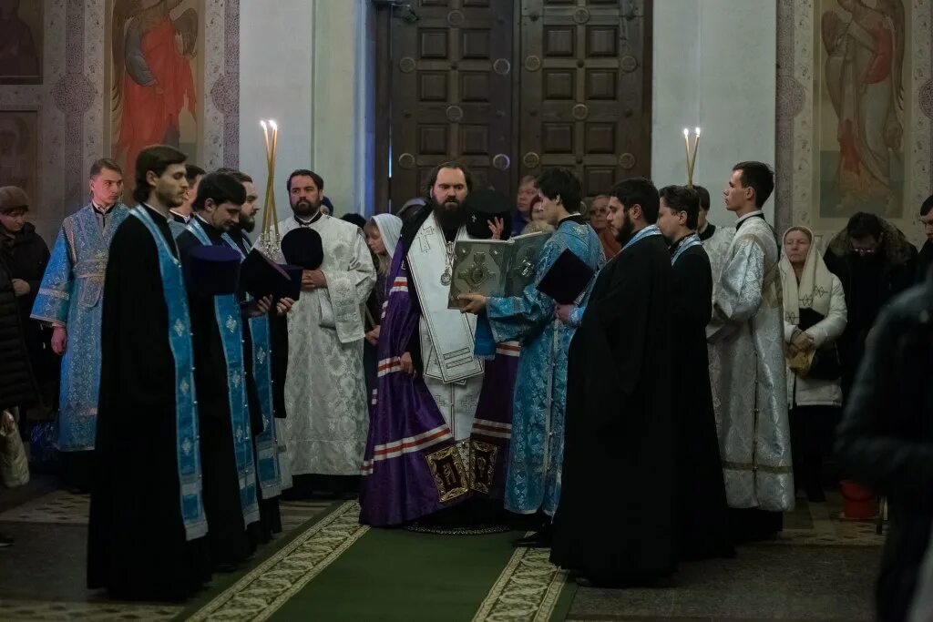Служба в екатерининском храме рязань. Сретенский храм рязань. сретение служба в храме. служба в екатерининском храме о. облачение священника на сретение господне.