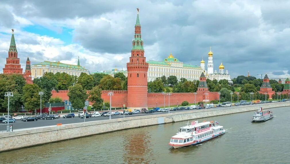 Столица родины регги 8 букв. Москва река Кремль. Москва летом. Москва столица. Достопримечательности Москвы Кремль.