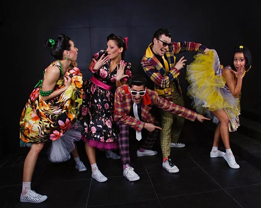 Представитель рокнрола. Чарльз хардин холли. Стиляги джаз. Костюм стиляги. Яркие представители стиля рок н ролл.