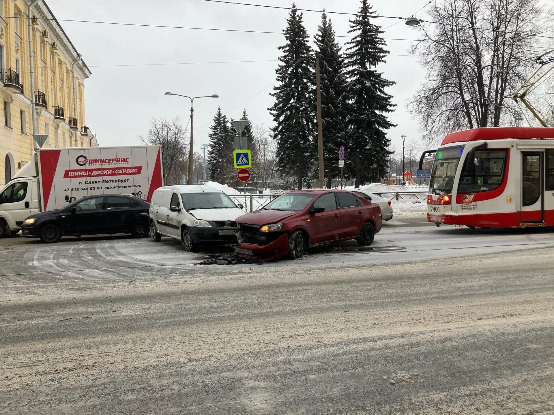 Фонтанка ру новости санкт петербурга происшествия. Новости СПБ. ДТП грузовик и трамвай в Питере. Трамвайная авария на Среднеохтинском.