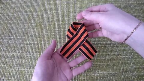 Как прикрепить георгиевскую ленточку на рубашку