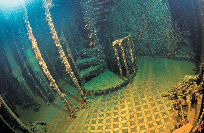 Какое сооружение стоит на дне моря. Титаник на дне. Подводный музей Британик. Затонувшие корабли Титаник. Титаник корабль под водой внутри.