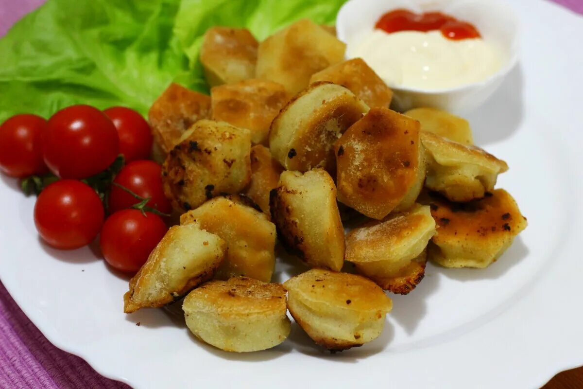 Жареные пельмени с овощами. Жареные пельмени с овощами на сковороде. Жареные пельмени в соусе. Жареные и вареные пельмени.