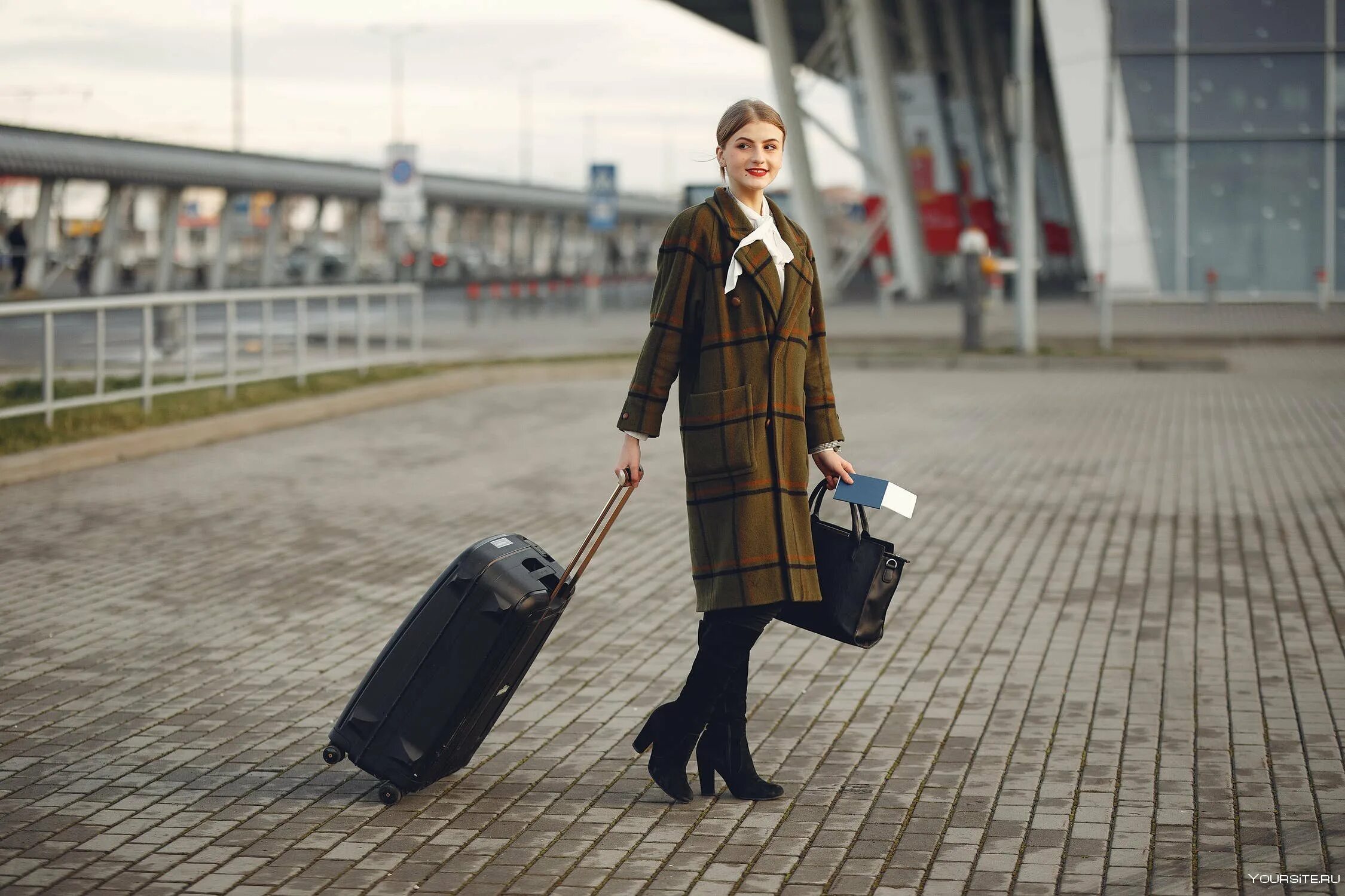 Женщина с чемоданом. Девушка с чемоданом в аэропорту. Человек с чемоданом. Фотосессия с чемоданом.