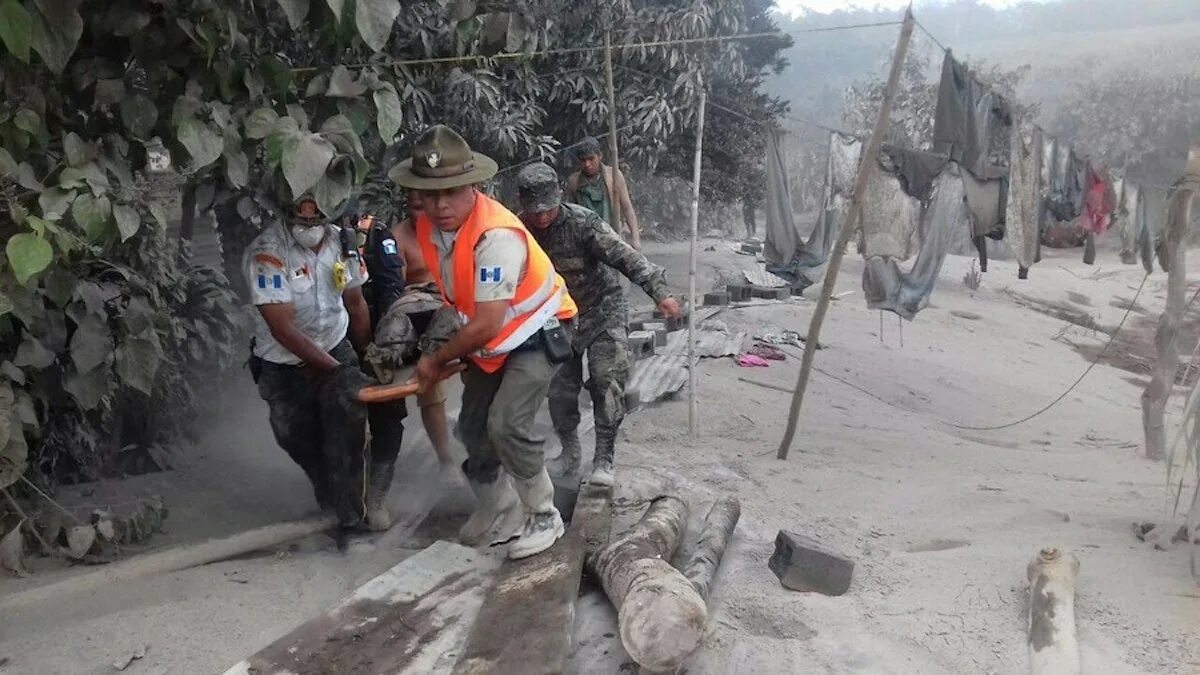 Вулкан в гватемале. Вулкан фуэго извергается гватемале. Вулкан фуэго в гватемале. Извержение вулкана фуэго в гватемале. Извержение вулкана фуэго спасатели.