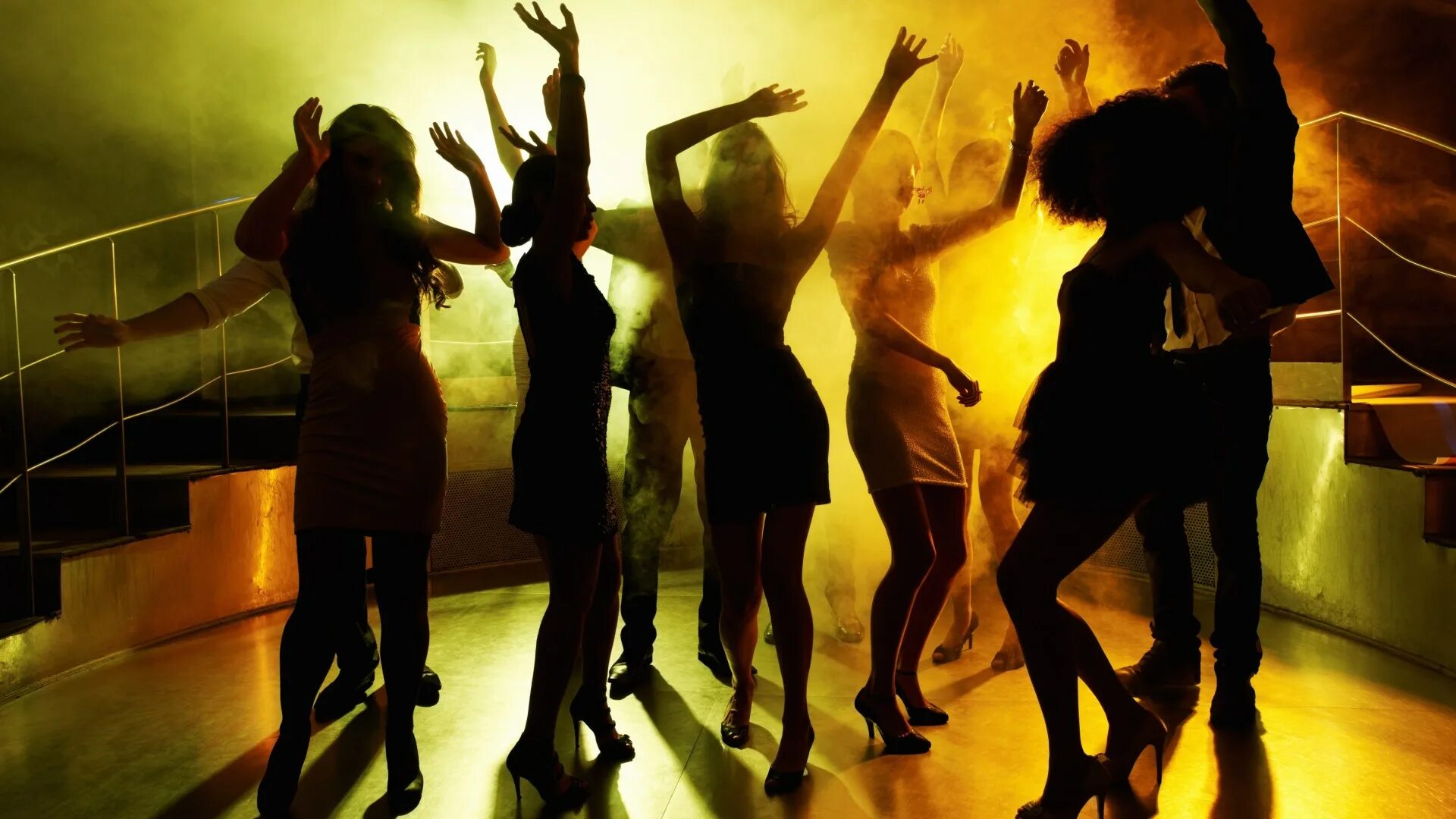 Люди в клубе. Дискотека для молодежи. Клубная дискотека. The dance club. Девушка танцует в клубе.