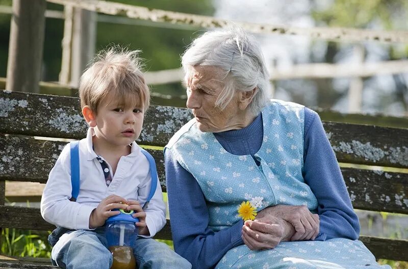 Воспитывать до старости. Старики и дети. Пожилые люди и дети. Бабушка с ребенком. Бабушка и внук.