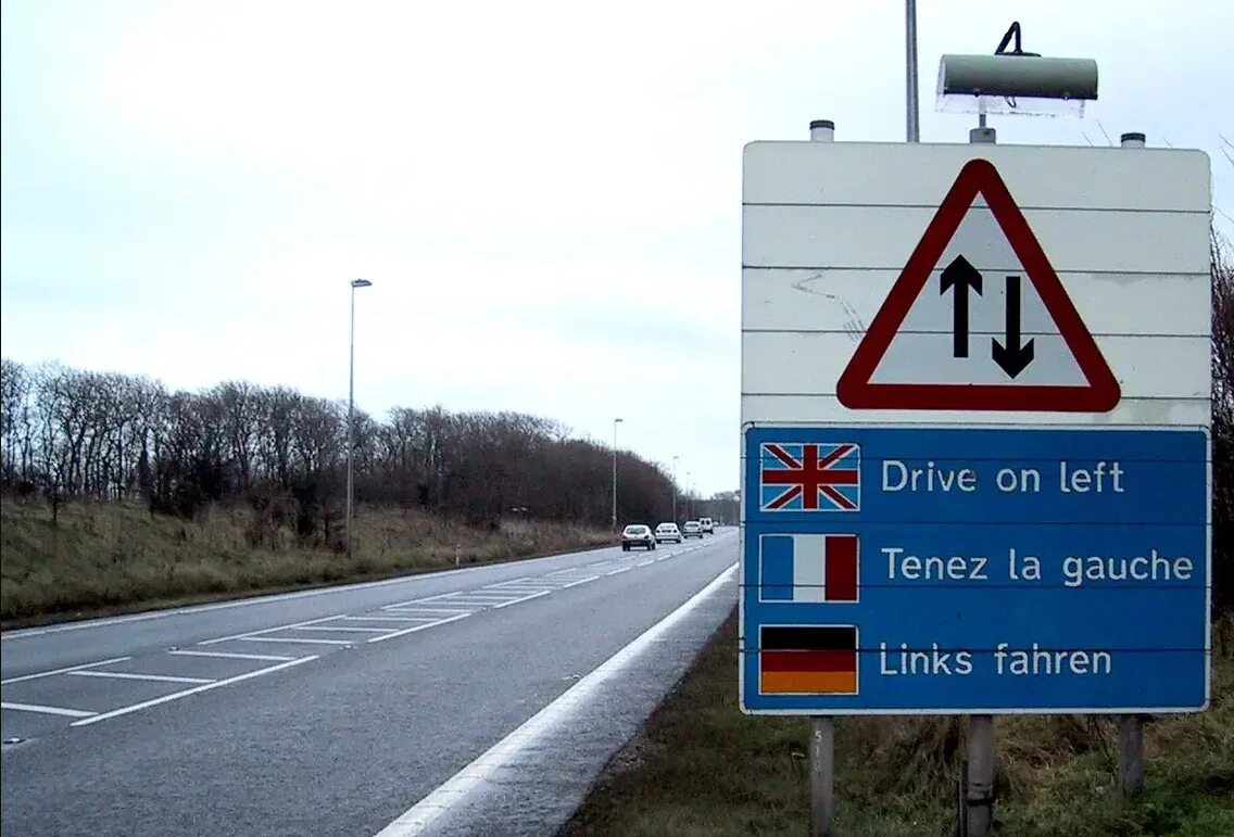 Дорожные знаки. Дорожные знаки Великобритании. Driving on the left in Britain. Drive on the left.