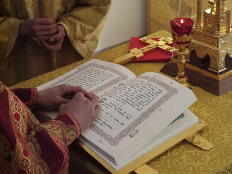 Читаем е. Чтение Евангелия на литургии. Православие Евангелие. Чтение Евангелие на литургии. Евангелие чтение в храме.