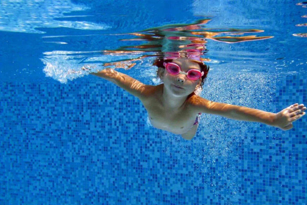 Do they swim. Мальчик плавает. Пловец плывет. Дети в бассейне. Дети в бассейне.