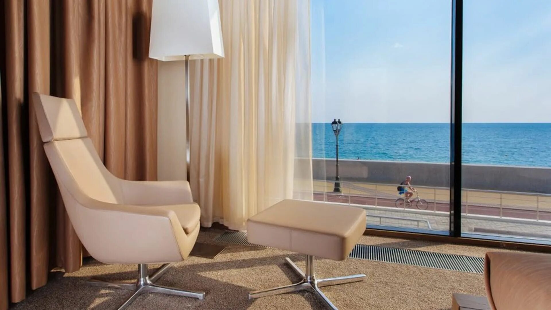 Отель в сочи илиада в адлере. Адлер просвещения 98а. Отель "адмирал олимпик бич сочи". Отель мечта адлер номера. Гостиница берег сочи.