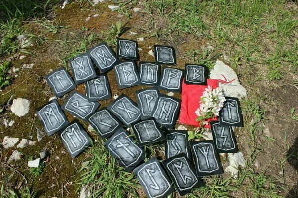 Рун тольятти. Скандинавские руны. Браслет рунический из лавы, 8 мм. Велесов крест. Фото руны соулу.