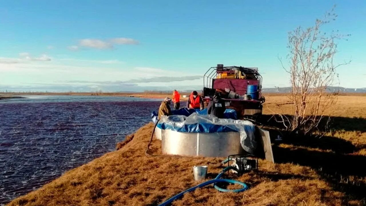 Разлив нефти на суше. Разлив топлива в норильске 2020. Разлив нефти в норильске 2020. Разлив дизельного топлива в норильске 2020. Разлив нефти в норильске 2020.