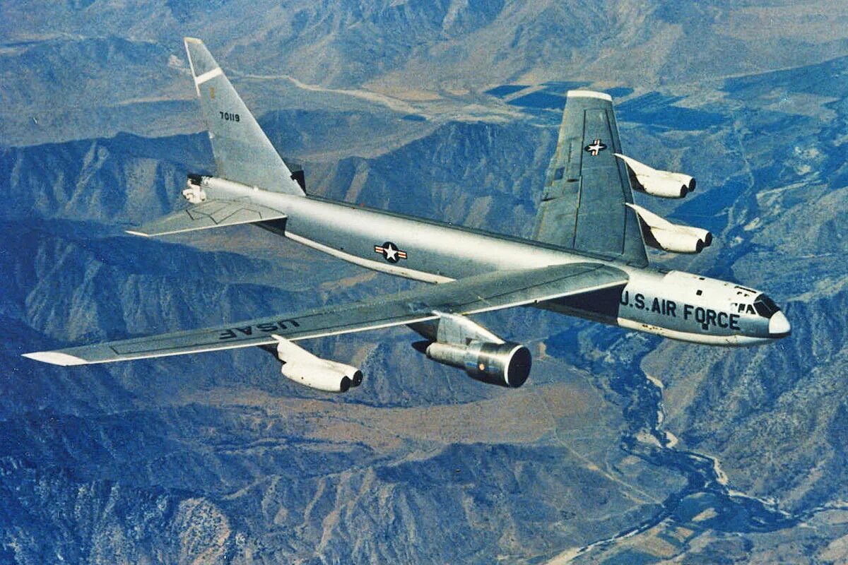 52 a b 2. Boeing b-52 Stratofortress. General Electric tf39-ge-1c. В 52 Н бомбардировщик.