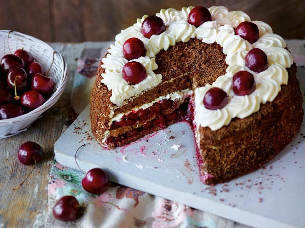 Торт с вишней и маскарпоне. Пирожное с вишней. Бисквитный пирог с вишней. Бисквит с вишней. Торт вишневый поцелуй.
