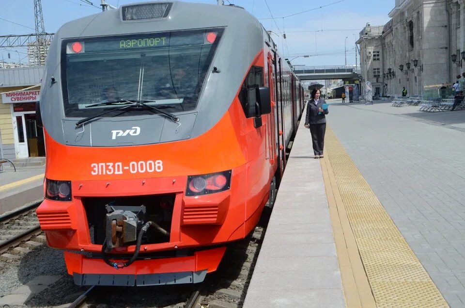 Электричка волгоград 6812. Пригородный поезд волгоград. Пригородная электричка волгоград. Пригородный поезд урюпинск волгоград. Волгоград 1 арчеда электричка.