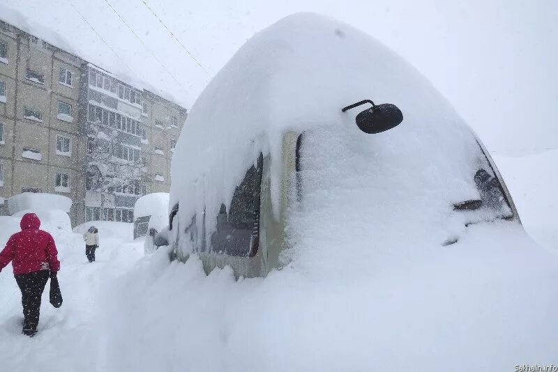 Сахалин снегопад 2022. Южно-Сахалинск сугробы. Южно-Сахалинск много снега. Большой снег. Температура в снежном сугробе