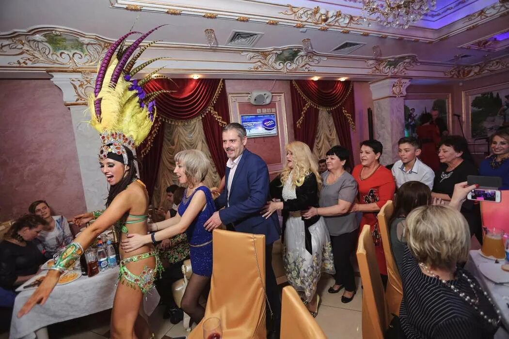 Кафе союз вязьма. Ветерок вязьма. Арт кафе ветерок феодосия. Бары в вязьме. Кафе ветерок светлогорск.