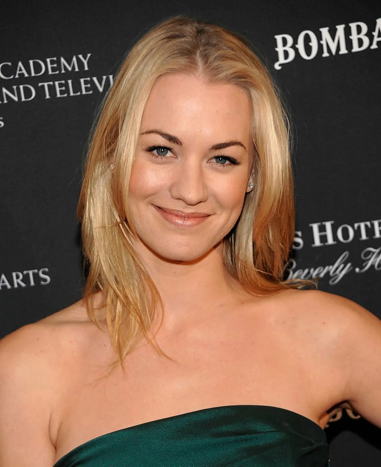 ивонн жаклин стржеховски. ивонн страховски. ивонн страховски биография. страховски актриса. ивонн страховски улыбка.