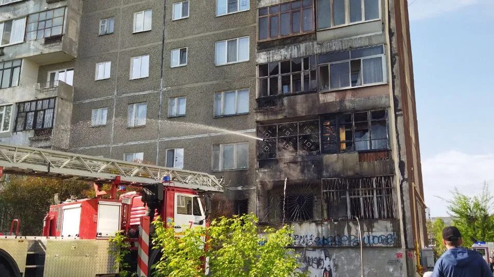 Пожар на уралмаше. Пожар екатеринбург сейчас е1. Е1 екатеринбург новости сегодня. Пожар в квартире многоэтажном доме. Пожар ночью фото.