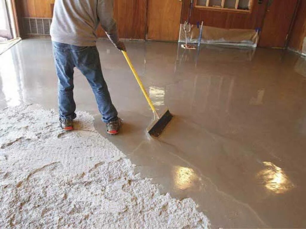 Самовыравнивающая стяжка пола. Самовыравнивающийся наливной пол. Выравниватель для пола. Наливной пол в квартире. Выравнивание полов жидким полом.