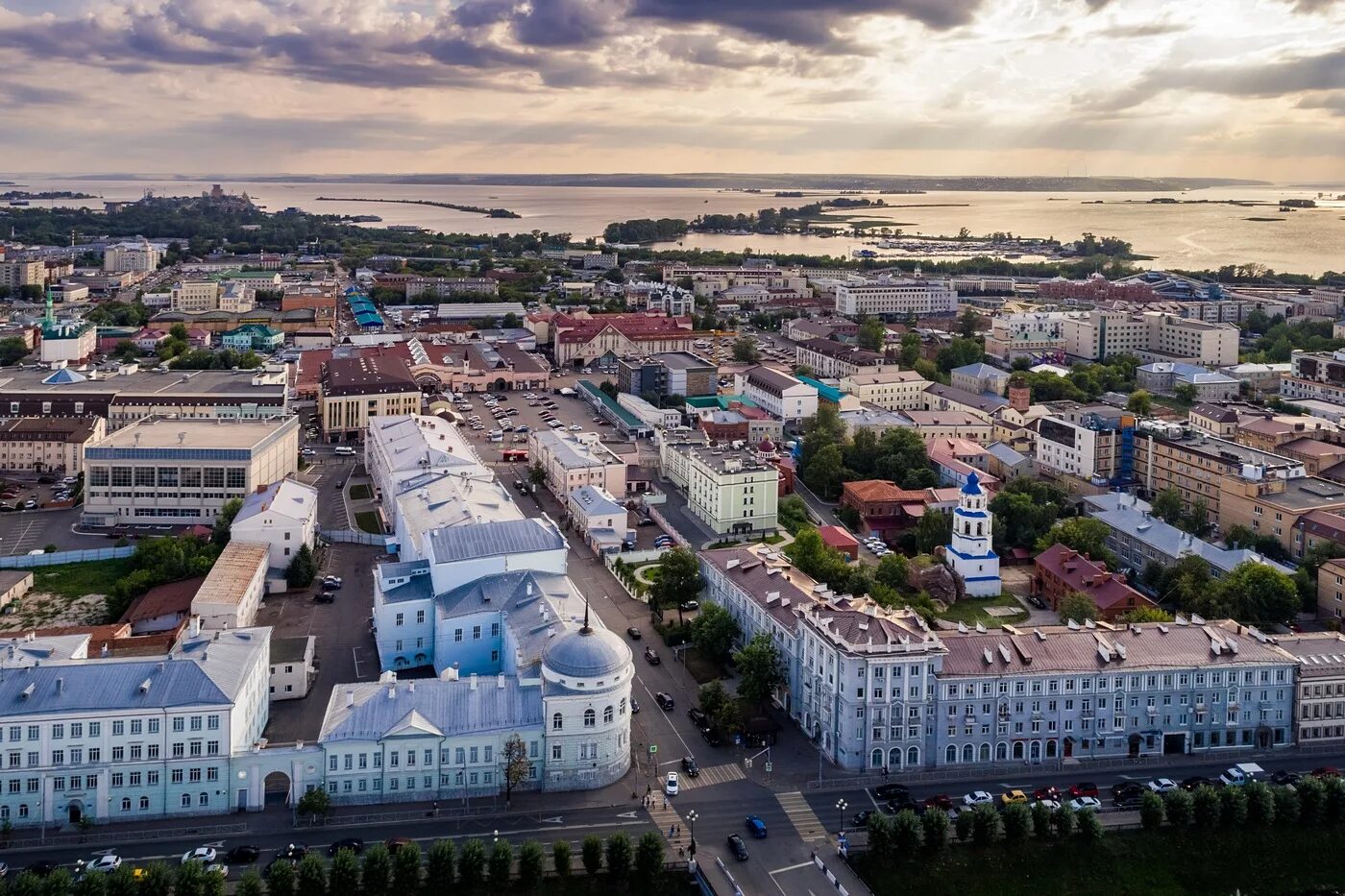 Казань междугороднее. Центр Казани с высоты птичьего. Казань Баумана вид сверху. Баумана Казань с птичьего полета. Улица Баумана Казань с высоты.