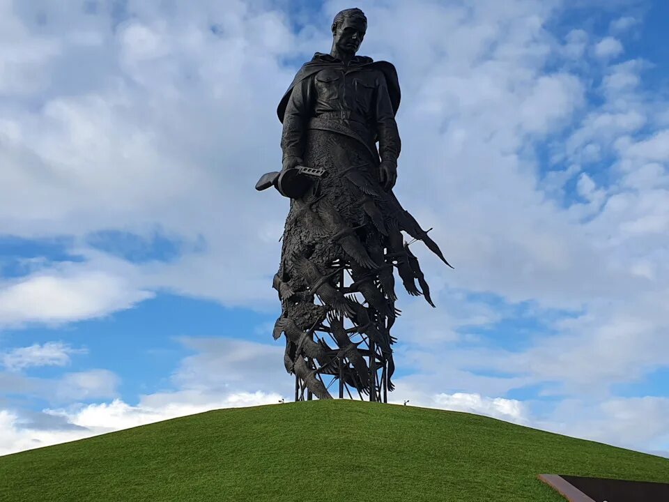 Картина памятник. РЖЕВСКИЙ мемориал. Мемориал советскому солдату. Ржевская битва памятник мемориал. Памятник ржевррдина мать.