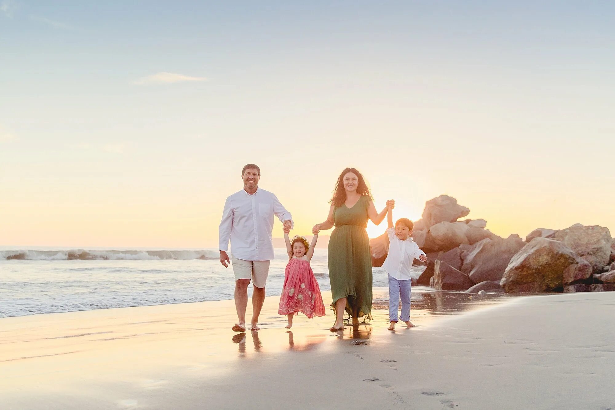 C go family. Семья на пляже. Счастливая семья на море. Семейная фотосессия на море. Большая семья на море.
